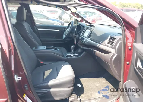 2019 Toyota Highlander Le Plus z USA, uszkodzony, nr VIN 5TDBZRFH9KS954164